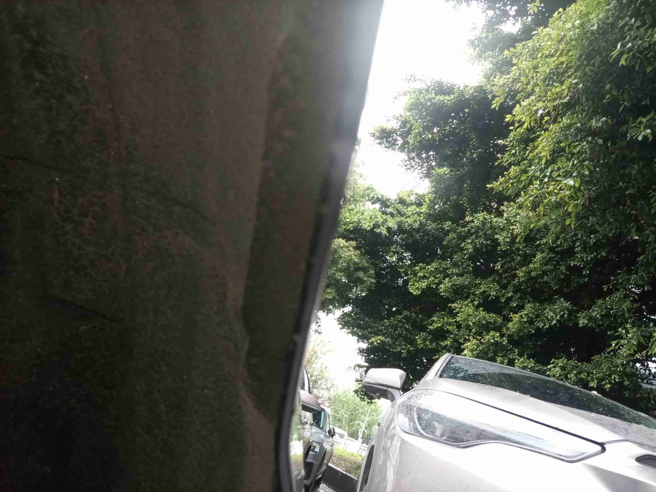 左后翼子板内侧骨架轻微变形部位特写