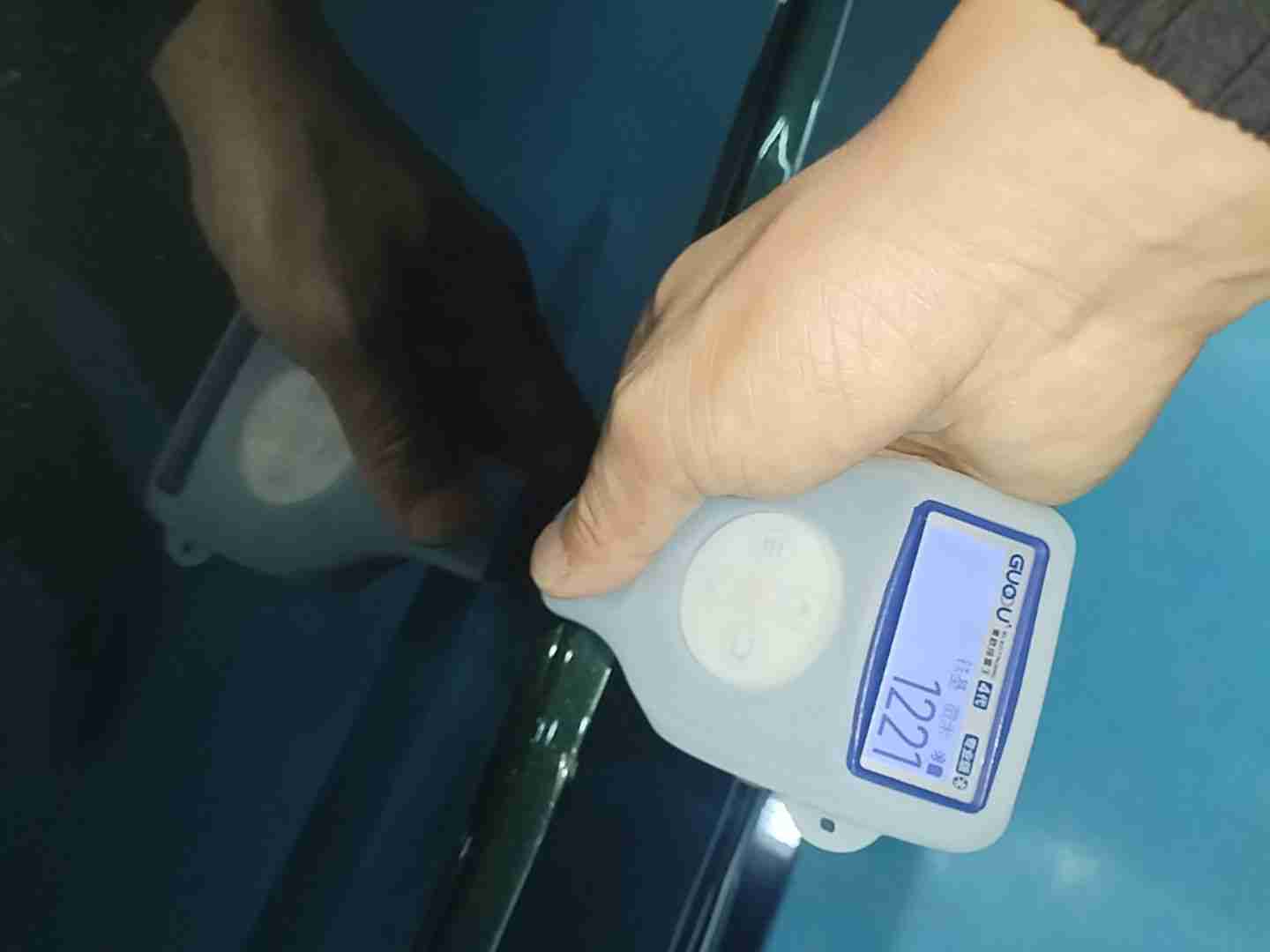 车尾后备箱盖钣金痕迹实拍