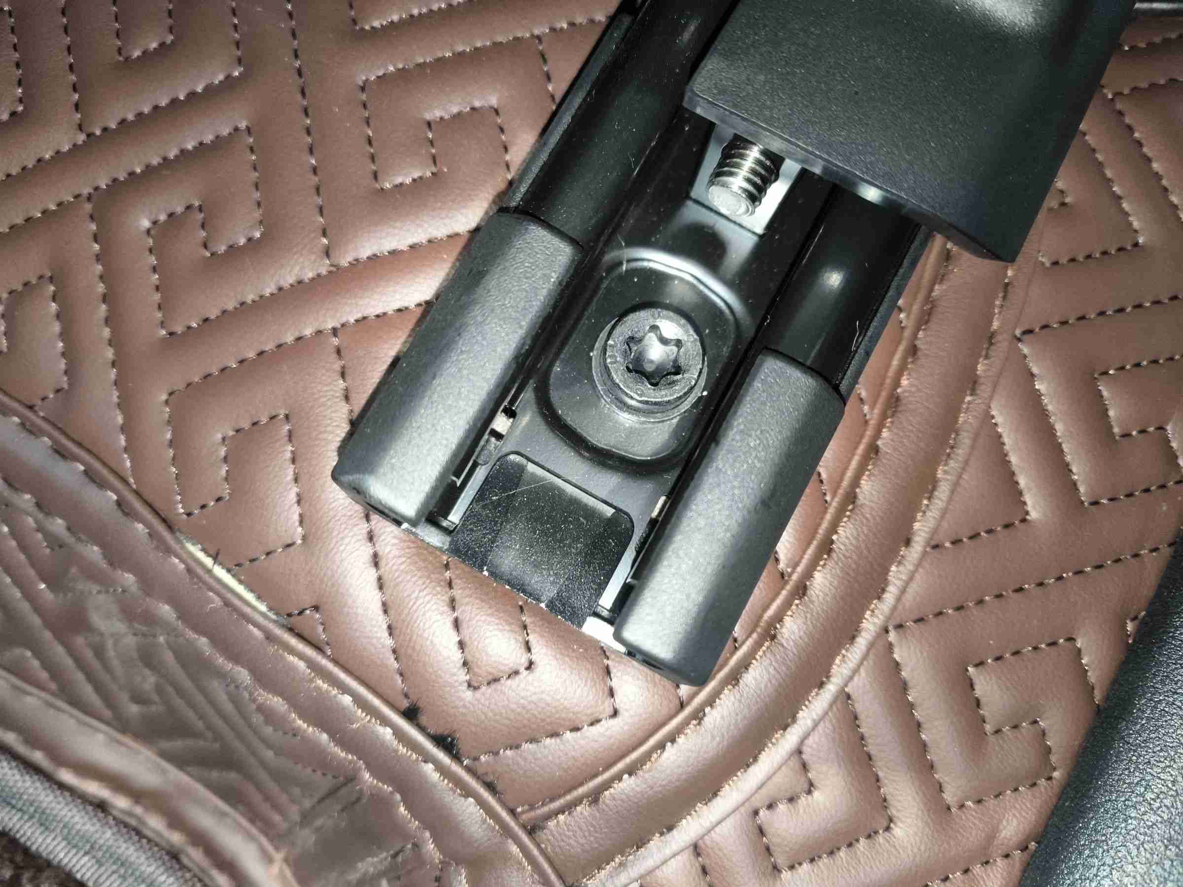 左前座椅滑轨及安装螺丝拆卸痕迹