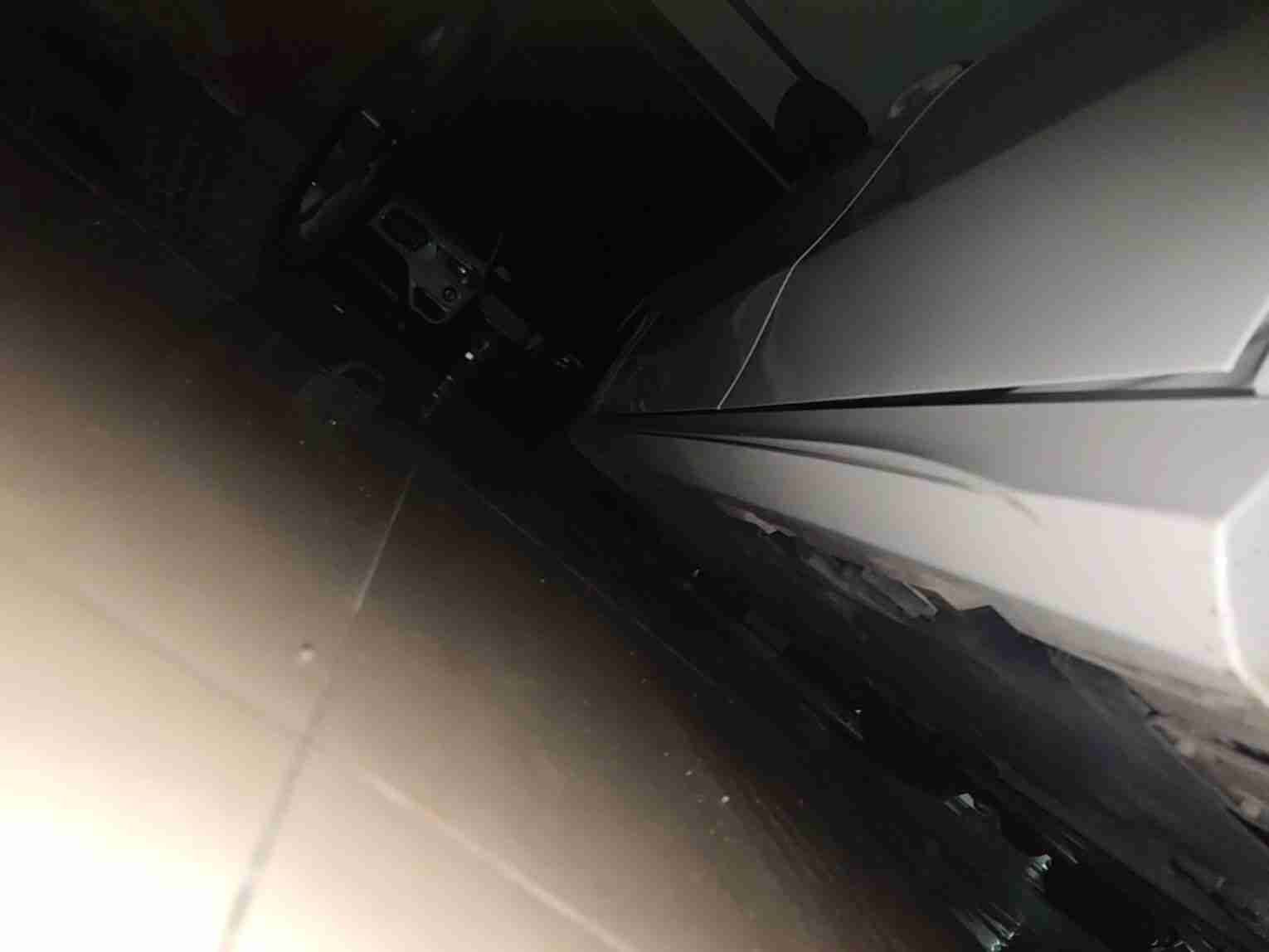 左侧底边梁塑料饰板刮蹭实拍
