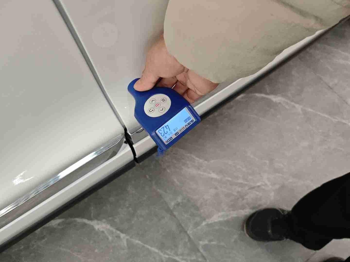 右前门漆面钣金修复痕迹实拍